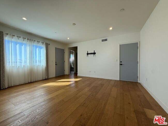 Building Photo - 532 W Elk Ave