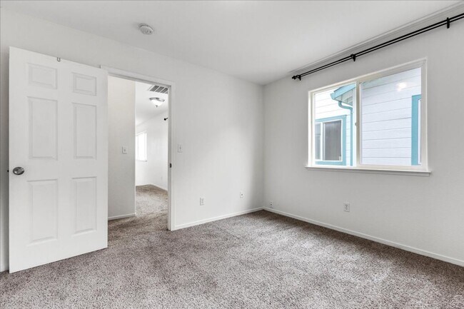 Building Photo - 3136 Lake Dr