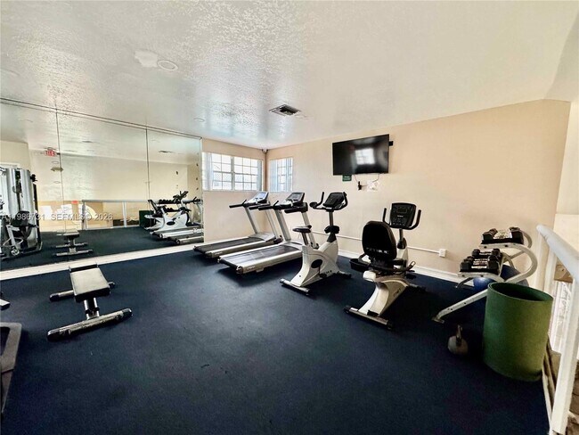 Building Photo - 9731 Fontainebleau Blvd