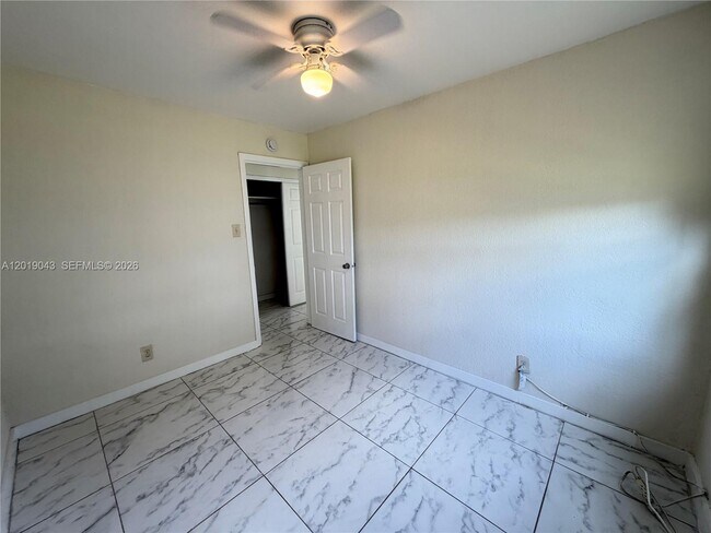 Building Photo - 2571 NW 13th Ct