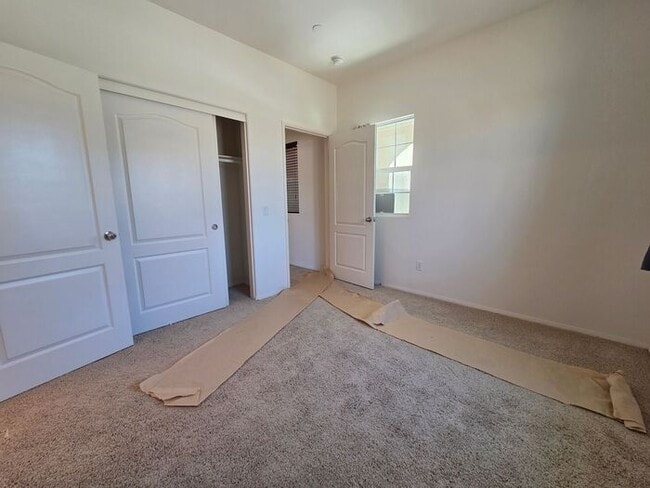 Building Photo - New Listing!