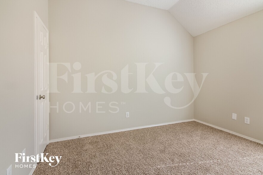 Building Photo - 903 Hillwood Ct