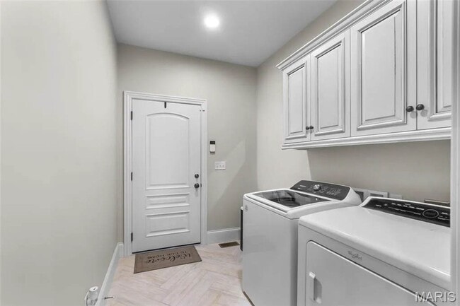 Building Photo - Stunning Custom-Built 4 Bedroom Duplex in East Jackson School District