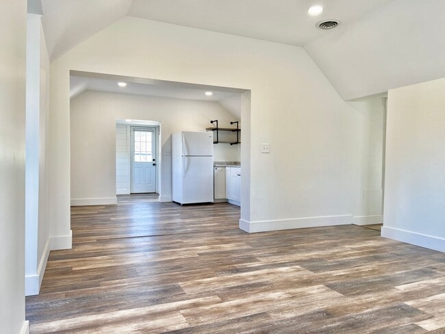 Building Photo - Fresh, Fun & Close to Elk Lake