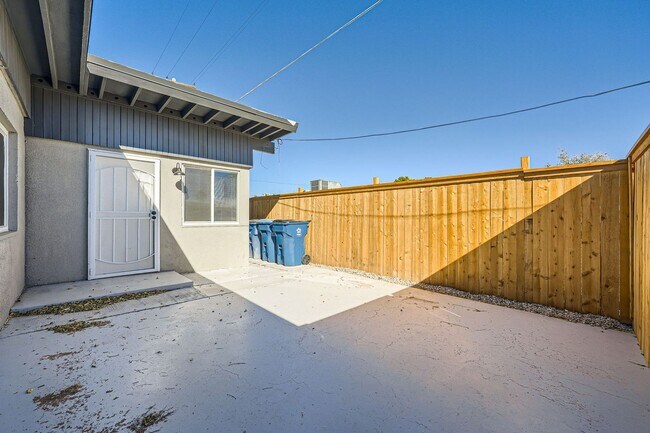 Building Photo - Stunning 2 Bedroom Newly Remodeled Modern Unit in Downtown Las Vegas