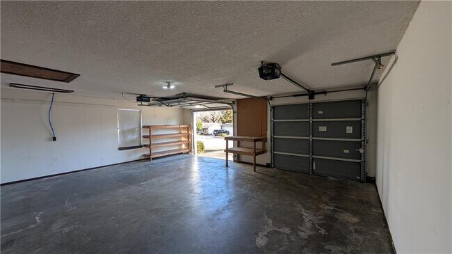 Building Photo - 2225 E Jonquil Rd