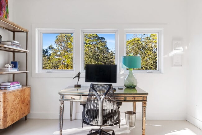 Building Photo - 508 E Huron Ave