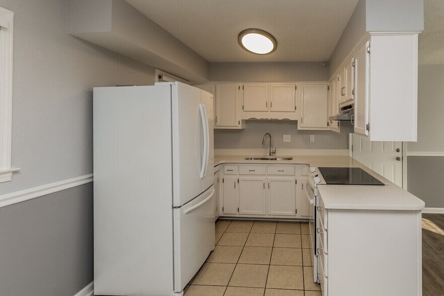 Building Photo - 5691 Briarwood Dr