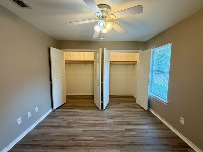 Building Photo - 2 Bedroom, 2 Bathroom Duplex!