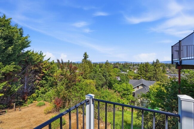 Building Photo - 531 Upland Rd