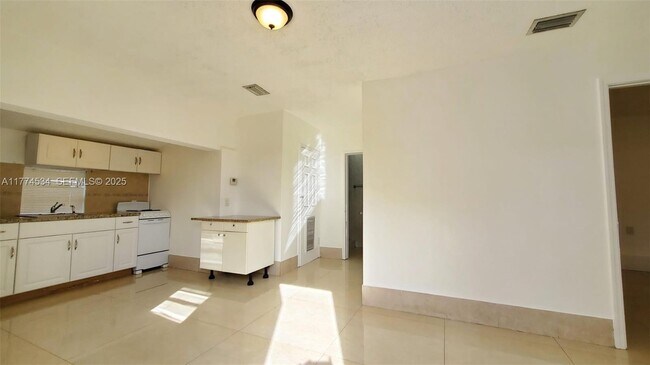 Building Photo - 2124 Scott St