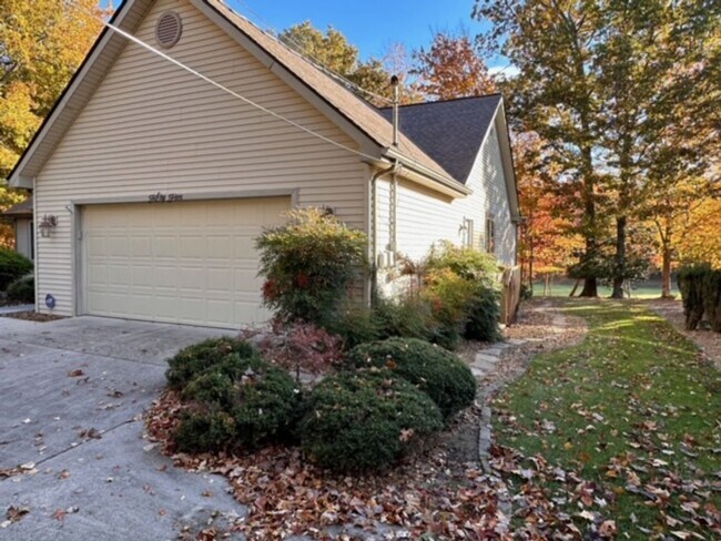 Building Photo - Golf Front Rental *Unfurnished*