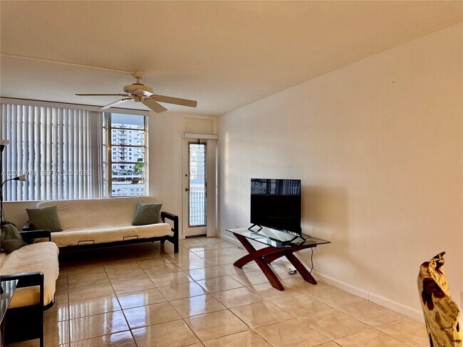 Building Photo - 1913 S Ocean Dr