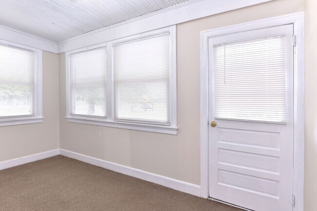 Building Photo - 606 Yorktown Rd