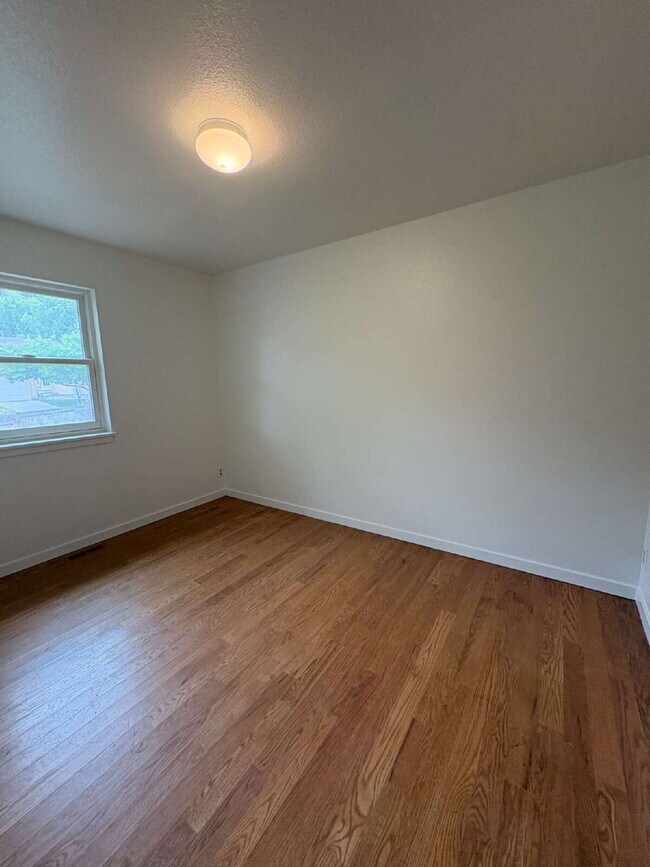 Building Photo - 3 bedroom townhouse