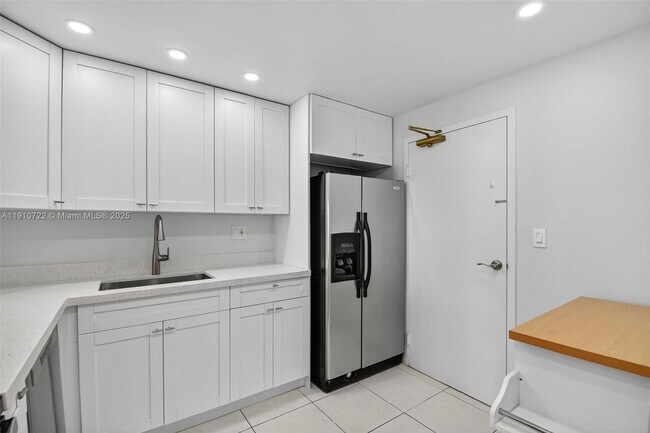 Building Photo - 336 N Birch Rd