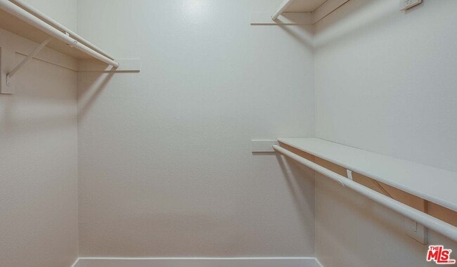 Building Photo - 5952 Las Virgenes Rd