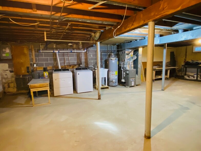 Building Photo - 713 E Brookside Ln