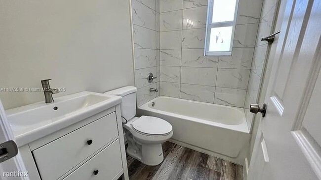 Building Photo - 1701 NW 13th Ct