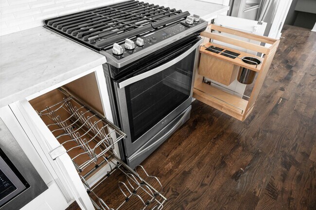 Building Photo - Modern 3BR/3.5BA home in Sylvan Summit, just minutes from downtown!