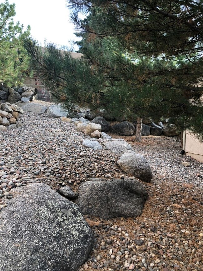 Building Photo - Bright and Open 3 Bed 3 Bath Townhome in Gated Peak View Villas