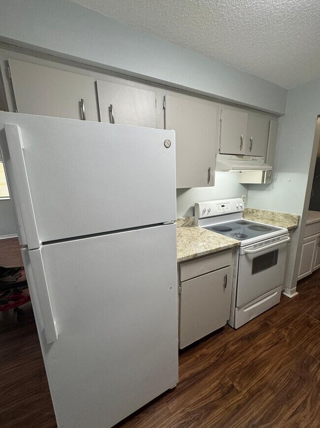 Building Photo - Charming Three Bedroom One Bathroom House ...