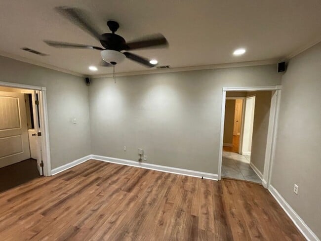 Building Photo - 3 bedrooms 1 bath