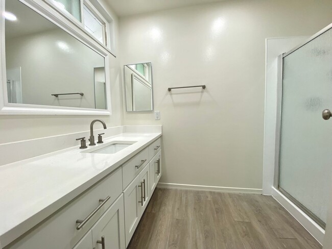 Building Photo - Modern Elegance in North Clairemont! Updat...