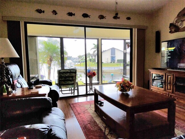 Building Photo - Seasonal 3/2/2 waterfront villa in Punta Gorda