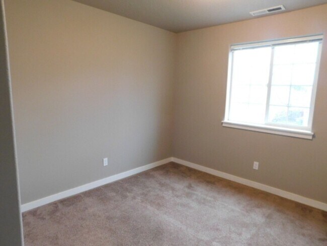 Building Photo - 4Bd/2.5Ba Two Story House - Available to View!
