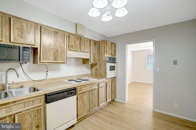 Building Photo - 5904 Mt Eagle Dr