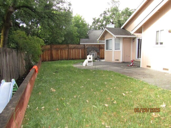 Building Photo - Beautiful single story 3 bedroom house with large back yard. Private cul- de- sac. Bonus office/ ...