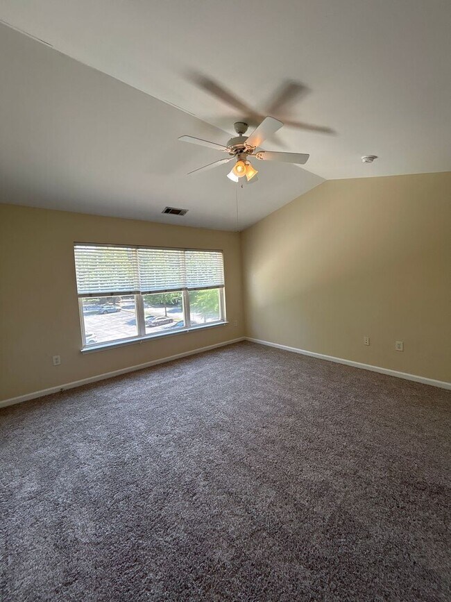 Building Photo - One Bedroom Available in this Three Bedroom Townhouse, Male Applicant!