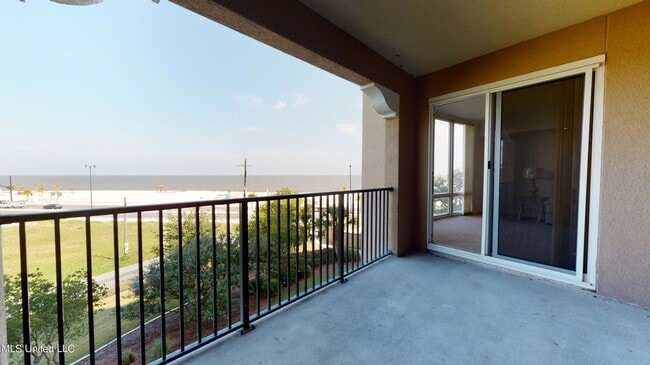 Building Photo - 1200 Beach Dr