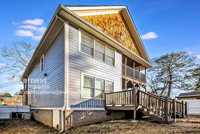 Building Photo - 3559 Victoria St