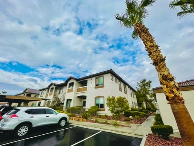 Building Photo - 2305 W Horizon Ridge Pkwy