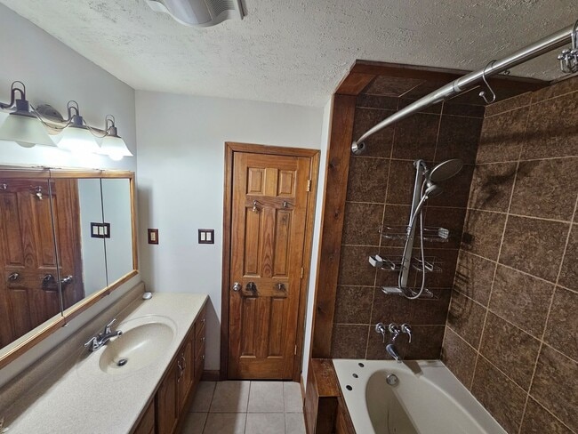 Building Photo - 621 William St