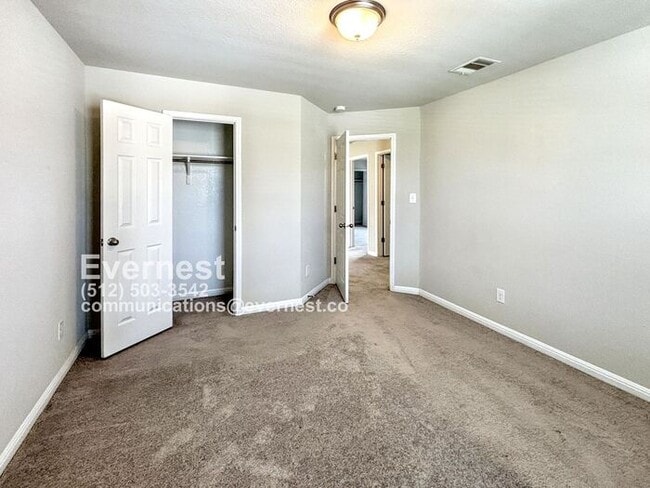 Building Photo - 4-Bedroom Home with Modern Comforts Near S...