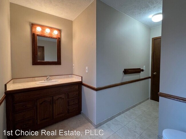 Building Photo - 3 br, 2.5 bath House - 1600 Hillside Drive