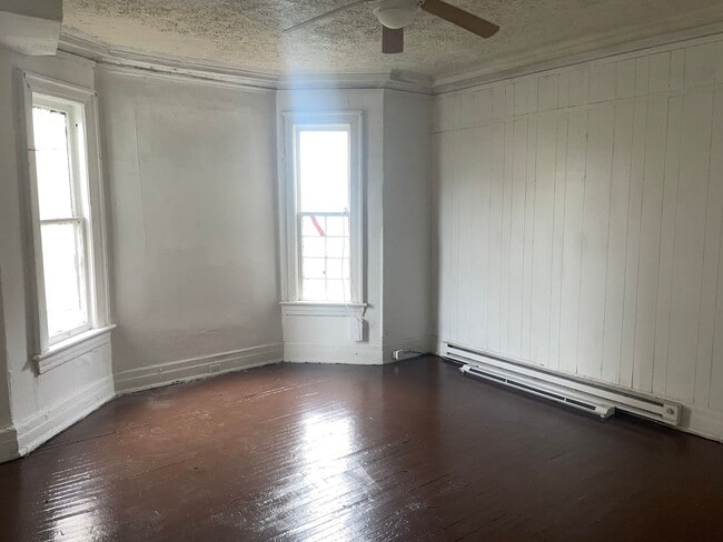 Building Photo - Two Bedroom Apartment Close to Downtown Lynchburg!