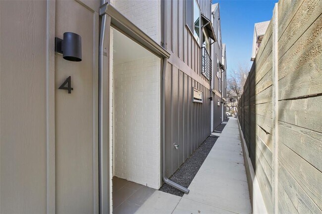 Building Photo - 3241 Rosedale Ave