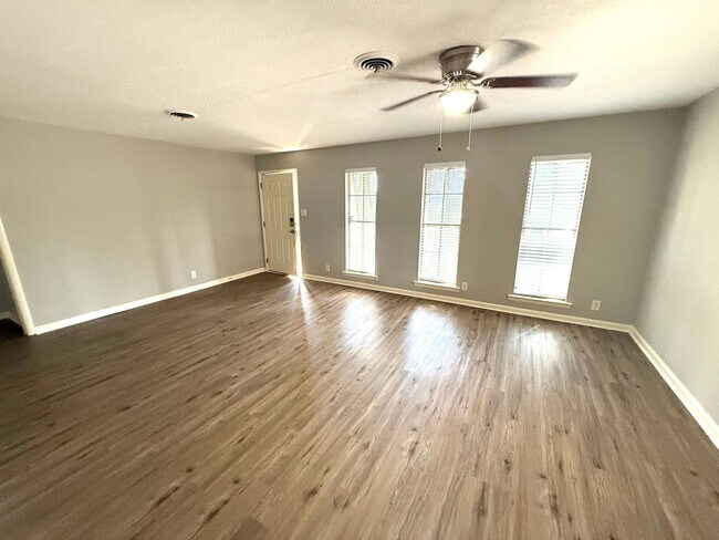 Building Photo - ** 4 Bed 2 Bath located close to Jefferson Davis High ** Call 334-366-9198 for a self showing