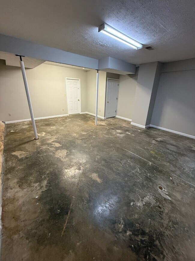 Building Photo - Located in Georgetown, KY, three-bedroom, 2.5-bath townhouse