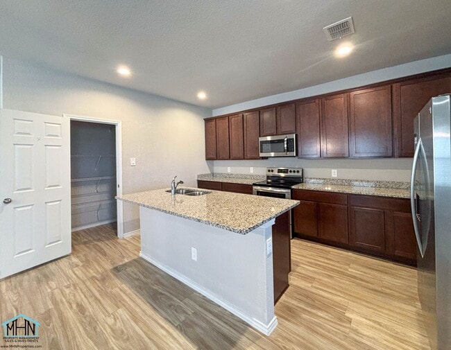Building Photo - Inviting 3-bedroom, 2-bathroom House, Epit...