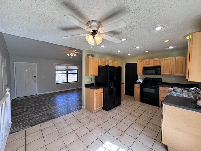 Building Photo - 5 Bedrooms!