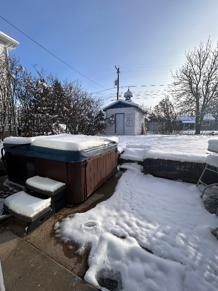 Building Photo - 822 12th St W