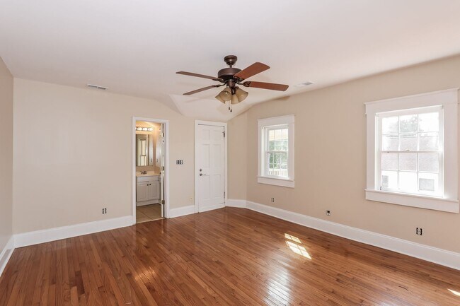 Building Photo - 3 bed / 2 bath ~ Just minutes from CofC and MUSC