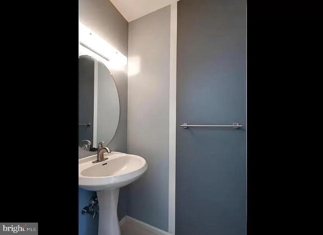 Building Photo - 112 Regents Ct