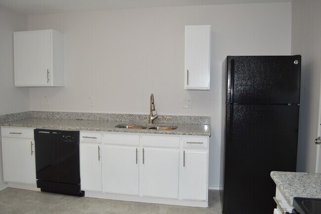 Building Photo - Newly remodeled 3 bed 2 bath