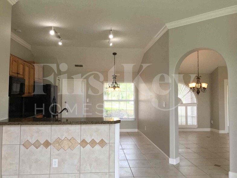 Building Photo - 3600 Molona Dr